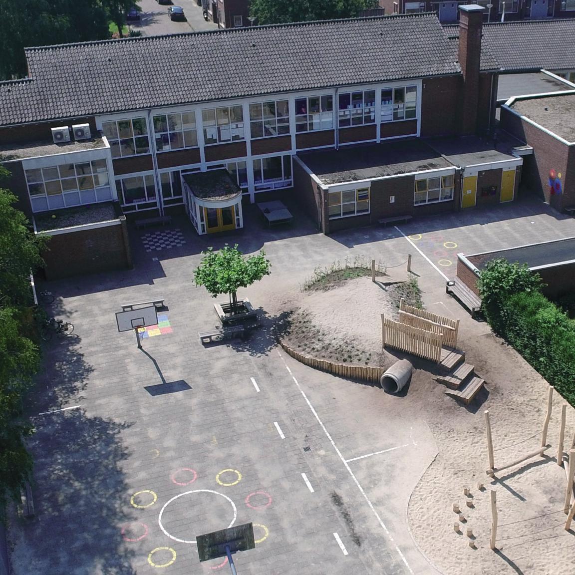 Schoolplein van Gereformeerde Basisschool De Fakkel in Almelo. Schoolplein van Gereformeerde Basisschool De Fakkel in Almelo.