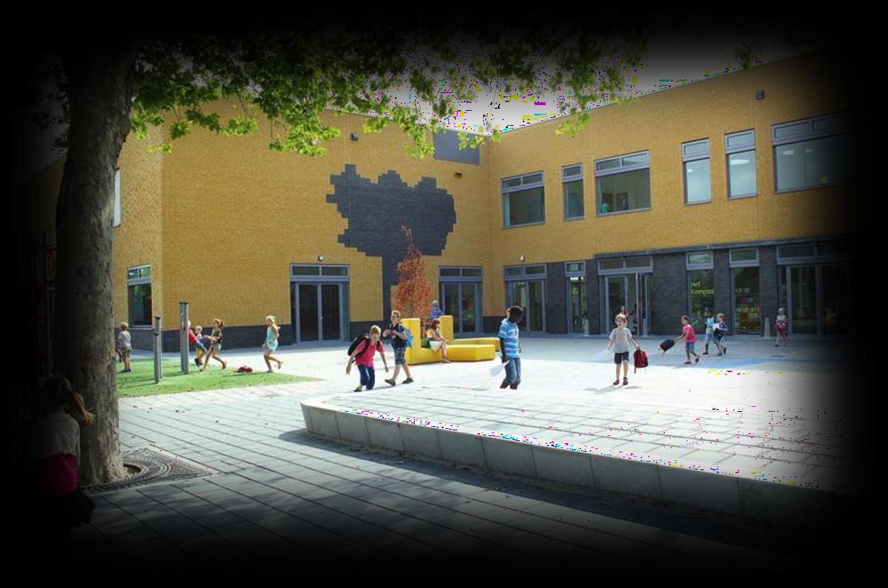 Schoolplein van Het Mozaïek in Alphen aan den Rijn met spelende kinderen. Schoolplein van Het Mozaïek in Alphen aan den Rijn met spelende kinderen.