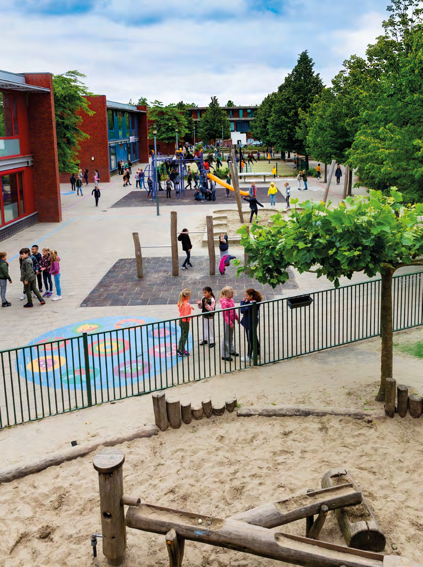 Schoolplein van Het Spectrum in Rotterdam, met kinderen die spelen en leren in een veilige omgeving. Schoolplein van Het Spectrum in Rotterdam, met kinderen die spelen en leren in een veilige omgeving.