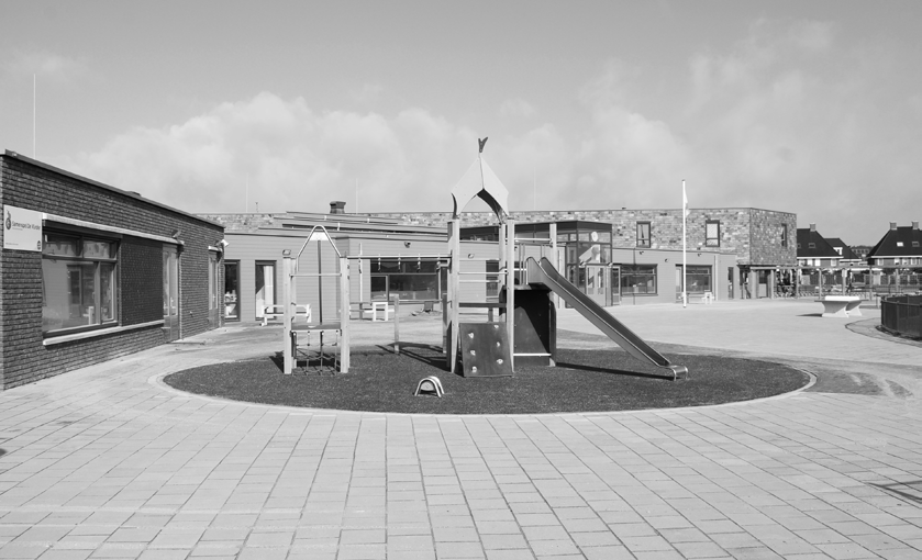 Schoolplein van Het Stroomdal in Kampen met speeltoestellen. Schoolplein van Het Stroomdal in Kampen met speeltoestellen.