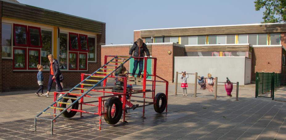 Schoolplein van IKC Alexia in Leeuwarden met kinderen die spelen op het klimrek. Schoolplein van IKC Alexia in Leeuwarden met kinderen die spelen op het klimrek.