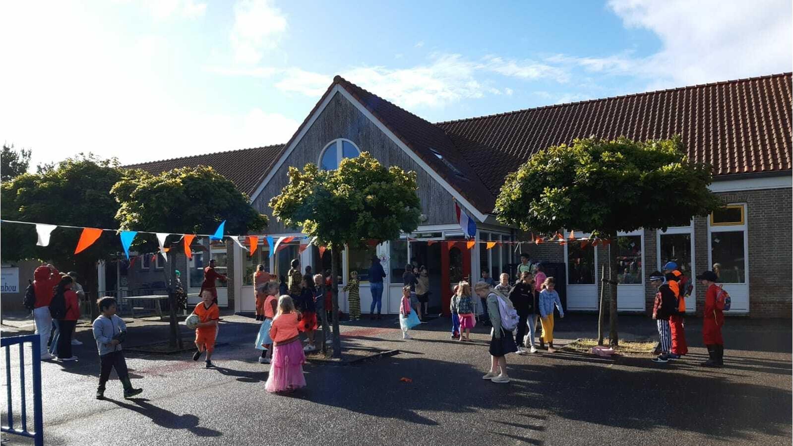 Schoolplein van IKC De Flambou in Oosterbierum met spelende kinderen. Schoolplein van IKC De Flambou in Oosterbierum met spelende kinderen.