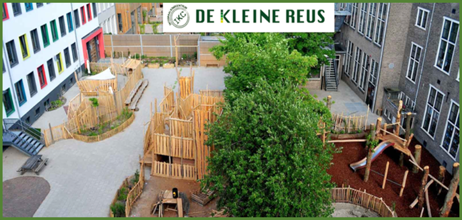 Schoolplein van IKC De Kleine Reus in Amsterdam met speeltoestellen en groen. Schoolplein van IKC De Kleine Reus in Amsterdam met speeltoestellen en groen.
