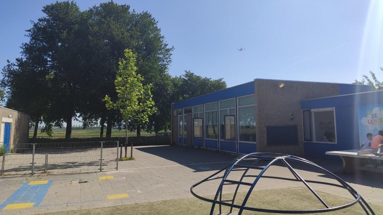Schoolplein van IKC De Lente in Abbenes op een zonnige dag. Schoolplein van IKC De Lente in Abbenes op een zonnige dag.