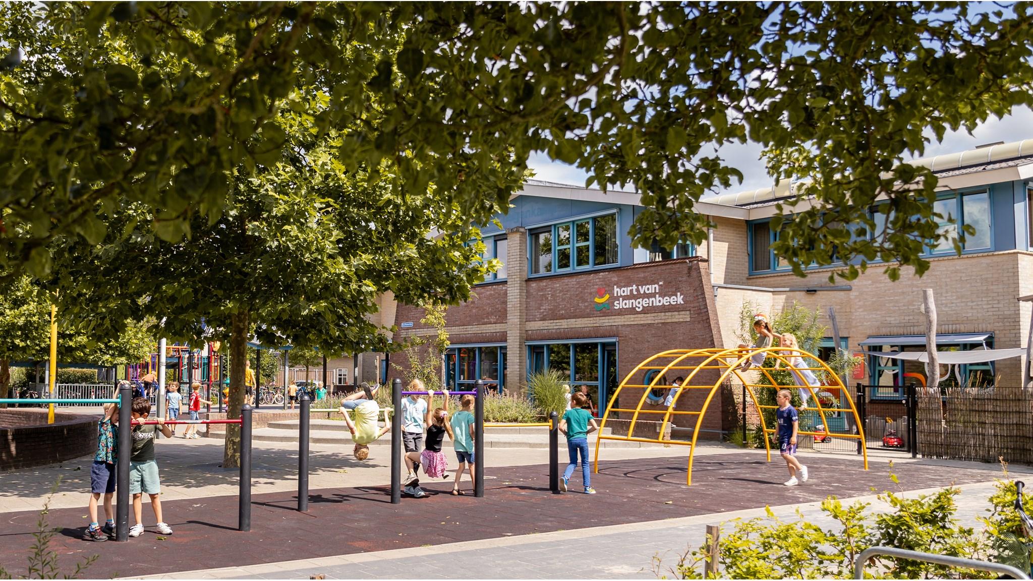 Schoolplein van IKC Hart van Slangenbeek in Hengelo met kinderen die spelen. Schoolplein van IKC Hart van Slangenbeek in Hengelo met kinderen die spelen.
