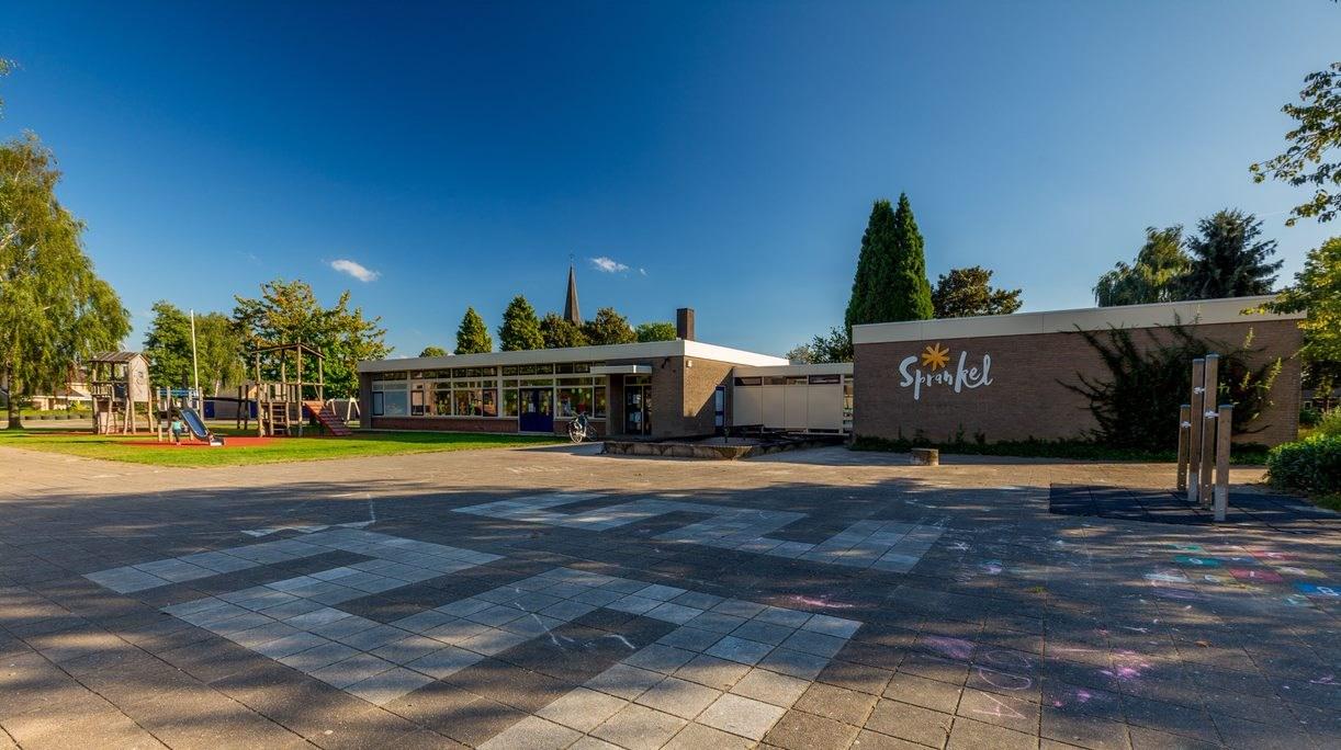 Schoolplein van IKC Sprankel in Herwen met speeltoestellen en een heldere lucht. Schoolplein van IKC Sprankel in Herwen met speeltoestellen en een heldere lucht.