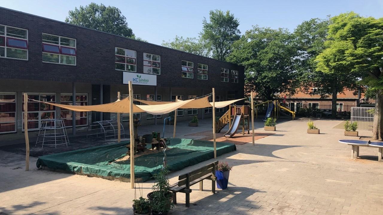 Schoolplein van IKC Tuindorp in Amsterdam met speeltoestellen en zitgelegenheid. Schoolplein van IKC Tuindorp in Amsterdam met speeltoestellen en zitgelegenheid.