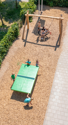 Schoolplein van Integraal Kindcentrum de Regenboog in Bemmel met kinderen die spelen. Schoolplein van Integraal Kindcentrum de Regenboog in Bemmel met kinderen die spelen.