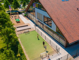 Schoolplein van Integraal Kindcentrum de Regenboog in Bemmel met speeltoestellen en kinderen die spelen. Schoolplein van Integraal Kindcentrum de Regenboog in Bemmel met speeltoestellen en kinderen die spelen.