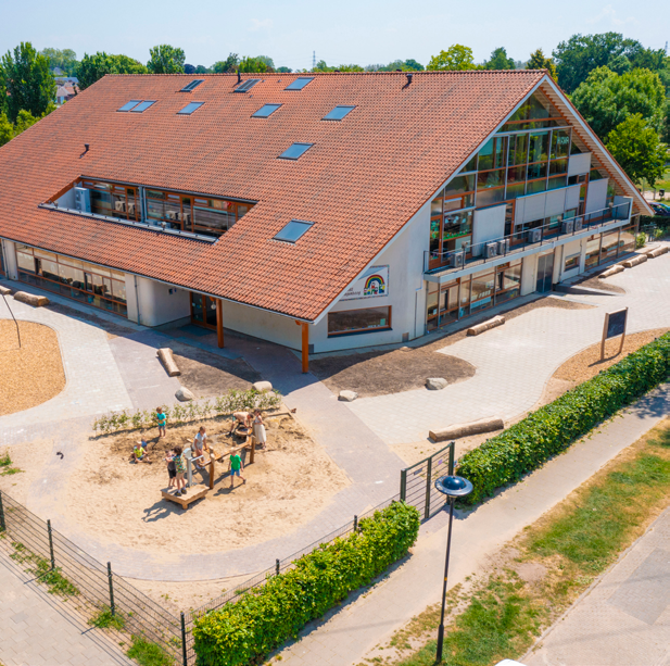 Schoolplein van Integraal Kindcentrum de Regenboog in Bemmel met spelende kinderen. Schoolplein van Integraal Kindcentrum de Regenboog in Bemmel met spelende kinderen.