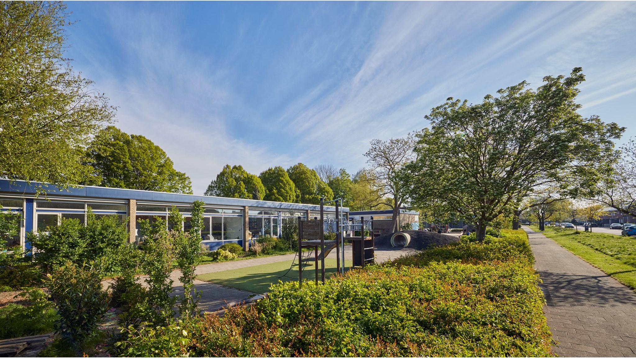Schoolplein van Jenaplanschool De Kring in Woerden met groenvoorzieningen en speeltoestellen. Schoolplein van Jenaplanschool De Kring in Woerden met groenvoorzieningen en speeltoestellen.