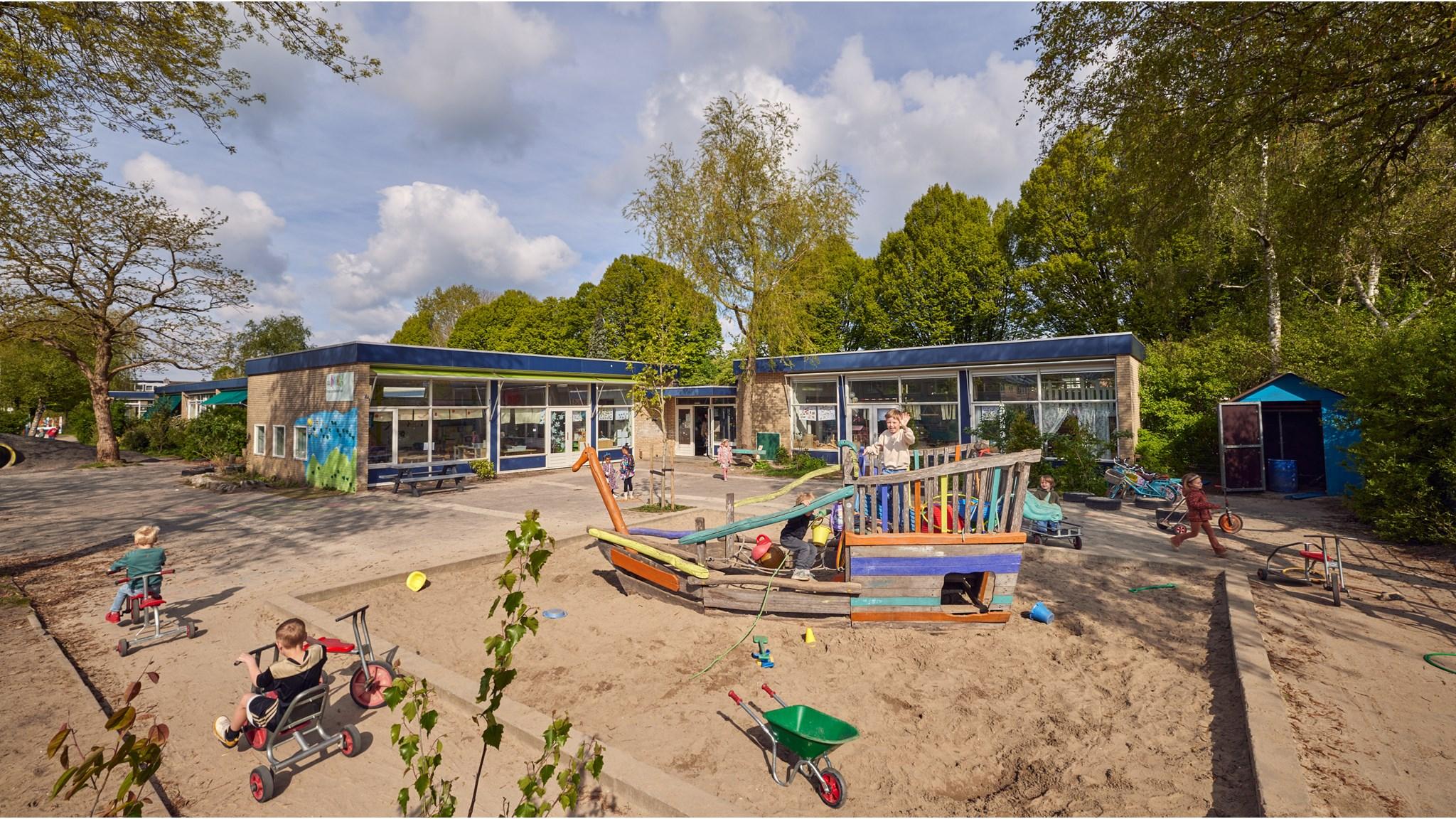 Schoolplein van Jenaplanschool De Kring in Woerden met kinderen die spelen. Schoolplein van Jenaplanschool De Kring in Woerden met kinderen die spelen.