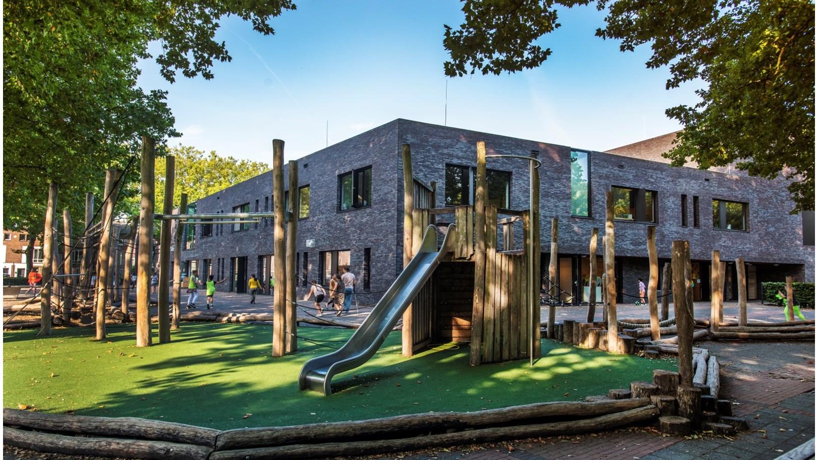 Schoolplein van Kbs De Parel in Breda met speeltoestellen en een moderne schoolgebouwen op de achtergrond. Schoolplein van Kbs De Parel in Breda met speeltoestellen en een moderne schoolgebouwen op de achtergrond.