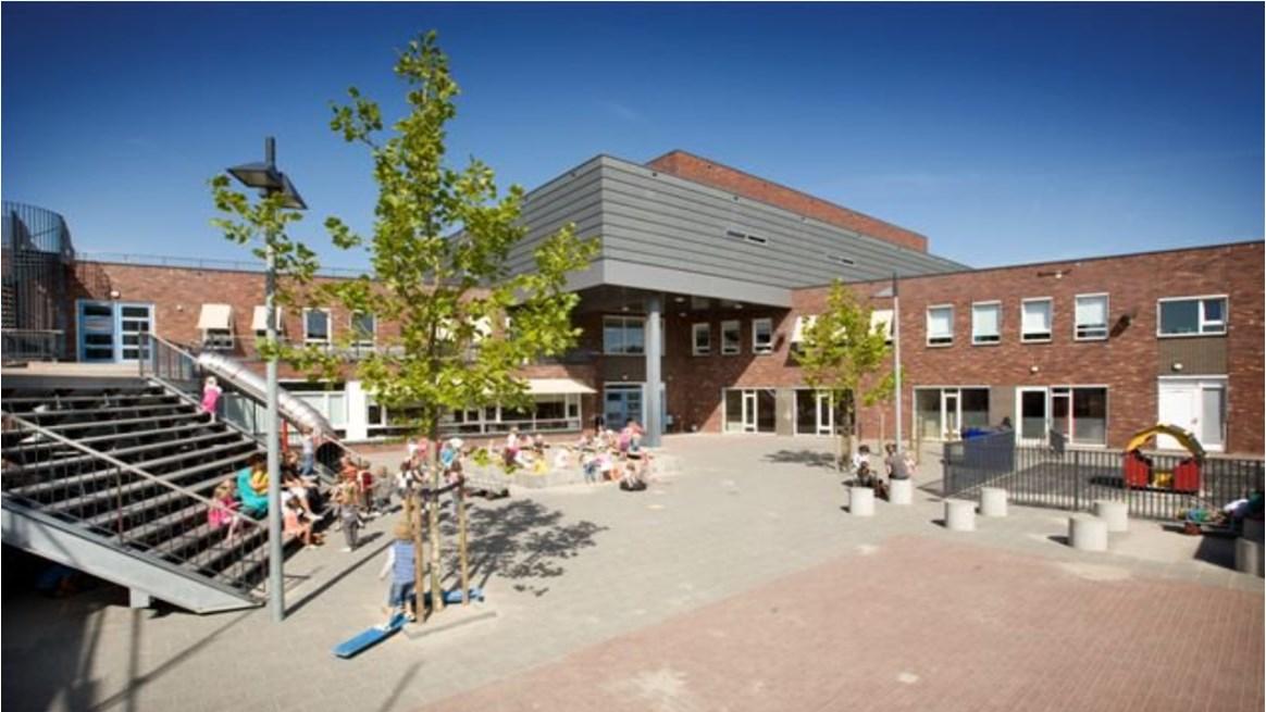 Schoolplein van KBs De Regenboog in Woerden met leerlingen die buiten spelen. Schoolplein van KBs De Regenboog in Woerden met leerlingen die buiten spelen.
