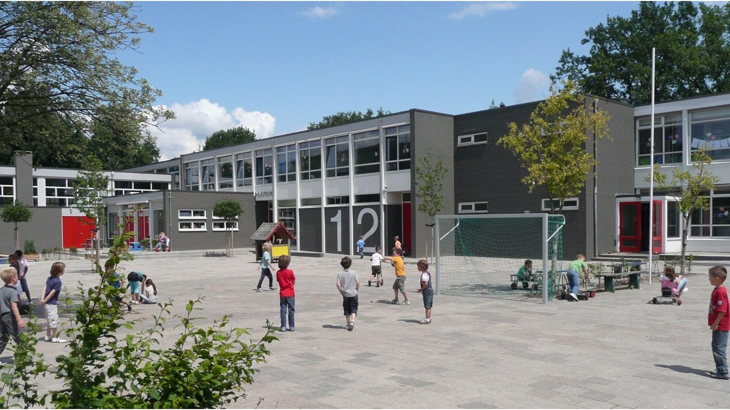 Schoolplein van Kbs Weilust in Breda, waar kinderen spelen en leren. Schoolplein van Kbs Weilust in Breda, waar kinderen spelen en leren.