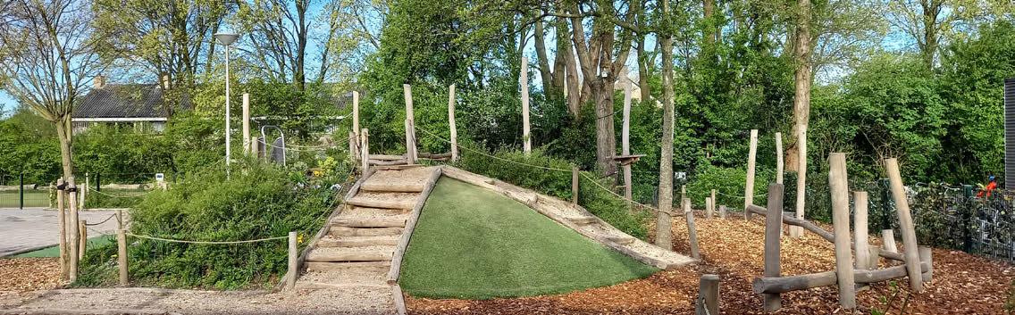 Schoolplein van Kindcentrum De Duif in Heiloo met natuurlijke speelstructuren. Schoolplein van Kindcentrum De Duif in Heiloo met natuurlijke speelstructuren.