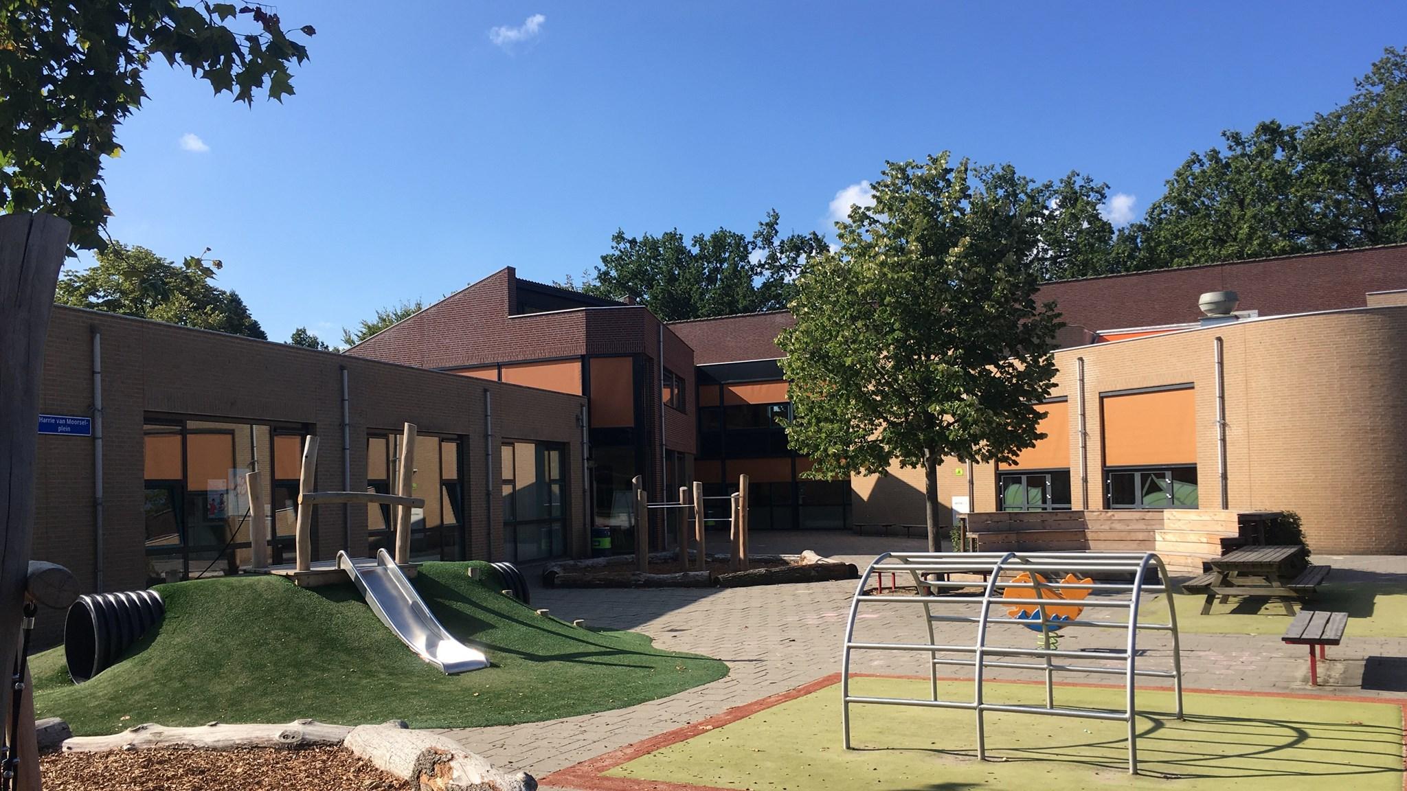Schoolplein van Kindcentrum de Linde in Oirschot met speeltoestellen en groene ruimtes. Schoolplein van Kindcentrum de Linde in Oirschot met speeltoestellen en groene ruimtes.