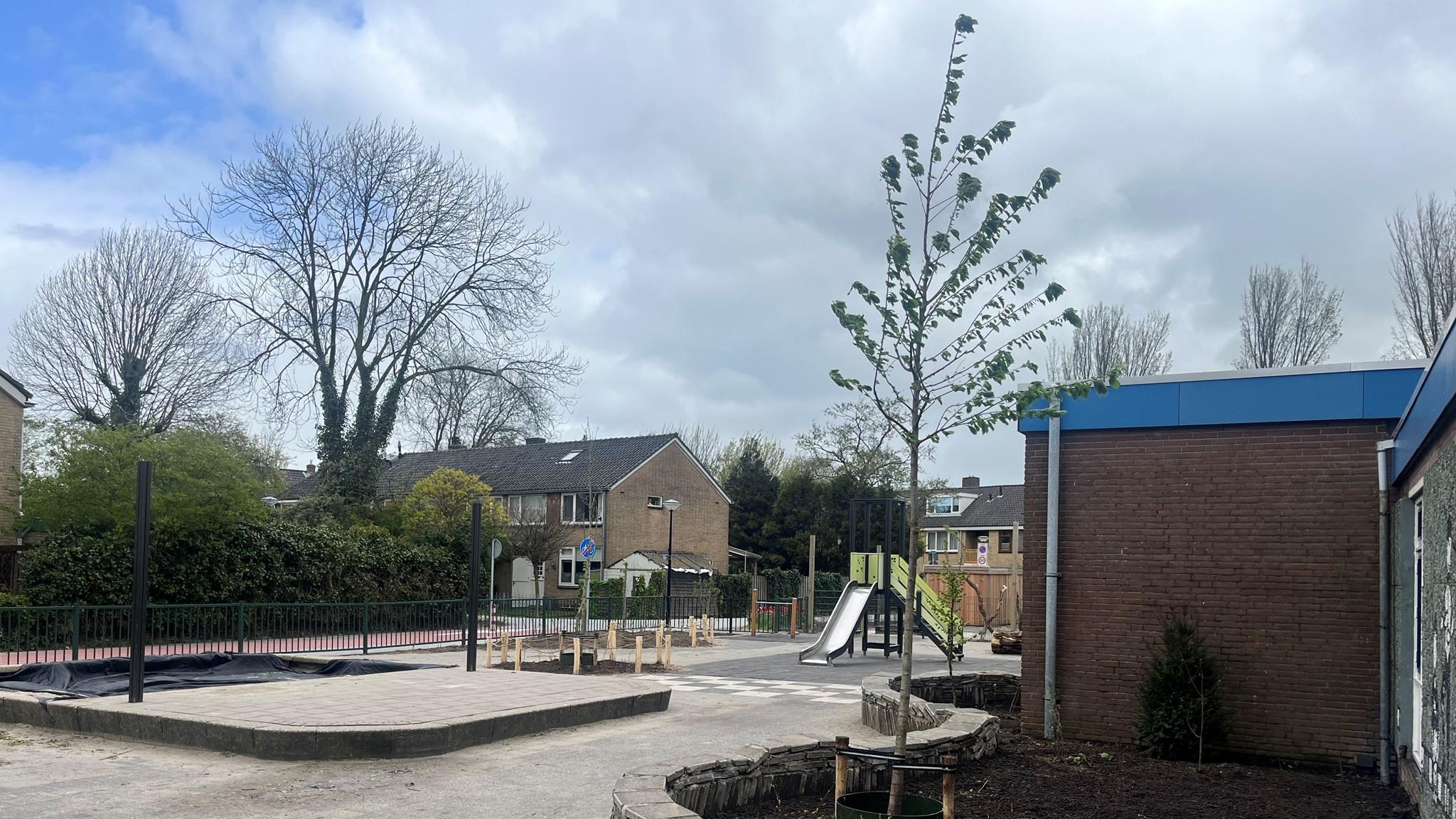 Schoolplein van Kindcentrum De Sparkel in Beverwijk met speeltoestellen en groenvoorziening. Schoolplein van Kindcentrum De Sparkel in Beverwijk met speeltoestellen en groenvoorziening.