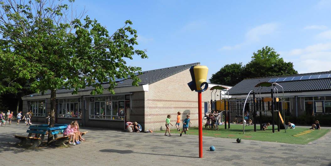 Schoolplein van Kindcentrum Helmgras in Castricum met kinderen die spelen en een moderne schoolomgeving. Schoolplein van Kindcentrum Helmgras in Castricum met kinderen die spelen en een moderne schoolomgeving.