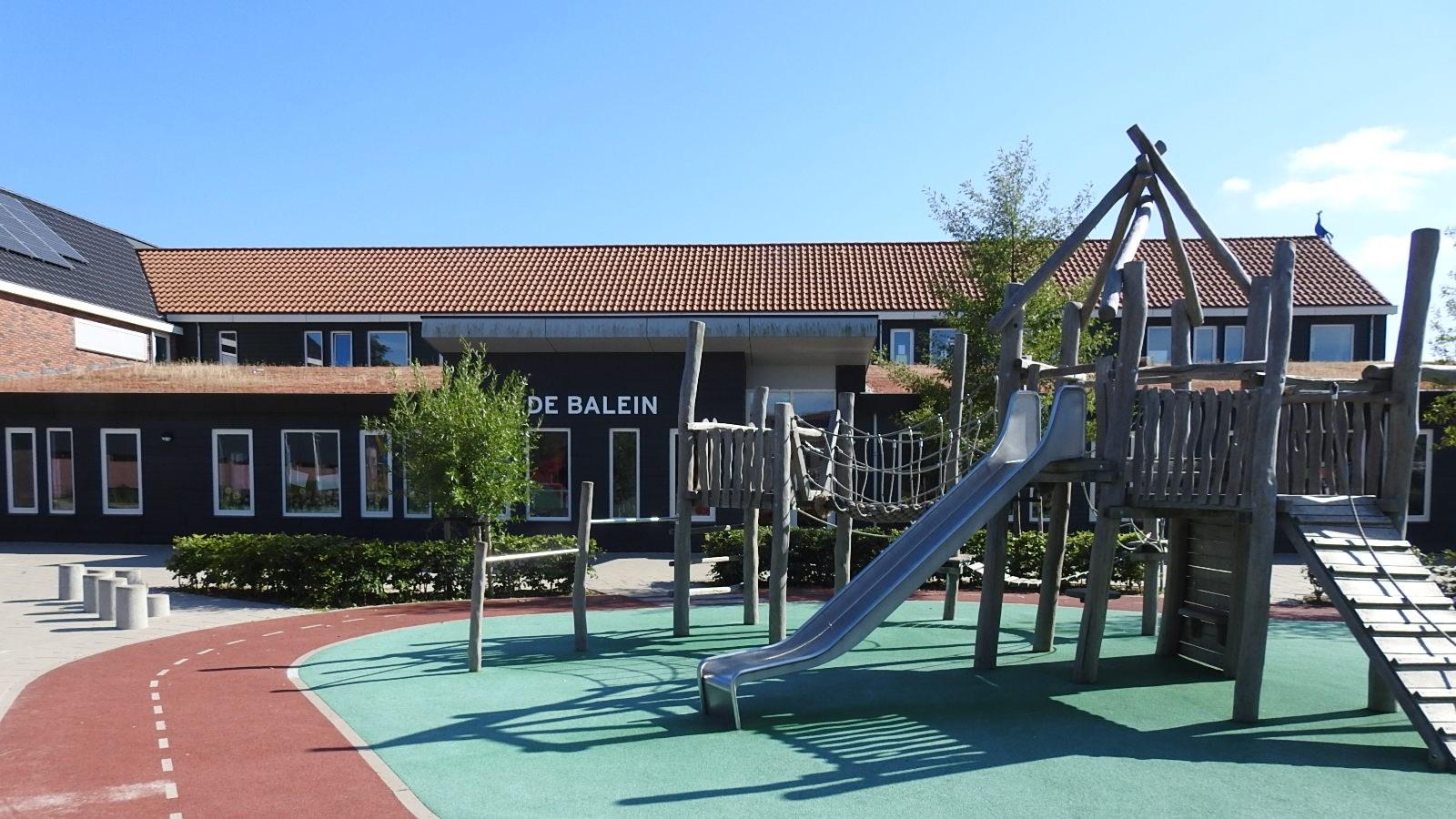 Schoolplein van Kindcentrum Sint Jan in Waarland met speeltoestellen en een moderne schoolomgeving. Schoolplein van Kindcentrum Sint Jan in Waarland met speeltoestellen en een moderne schoolomgeving.