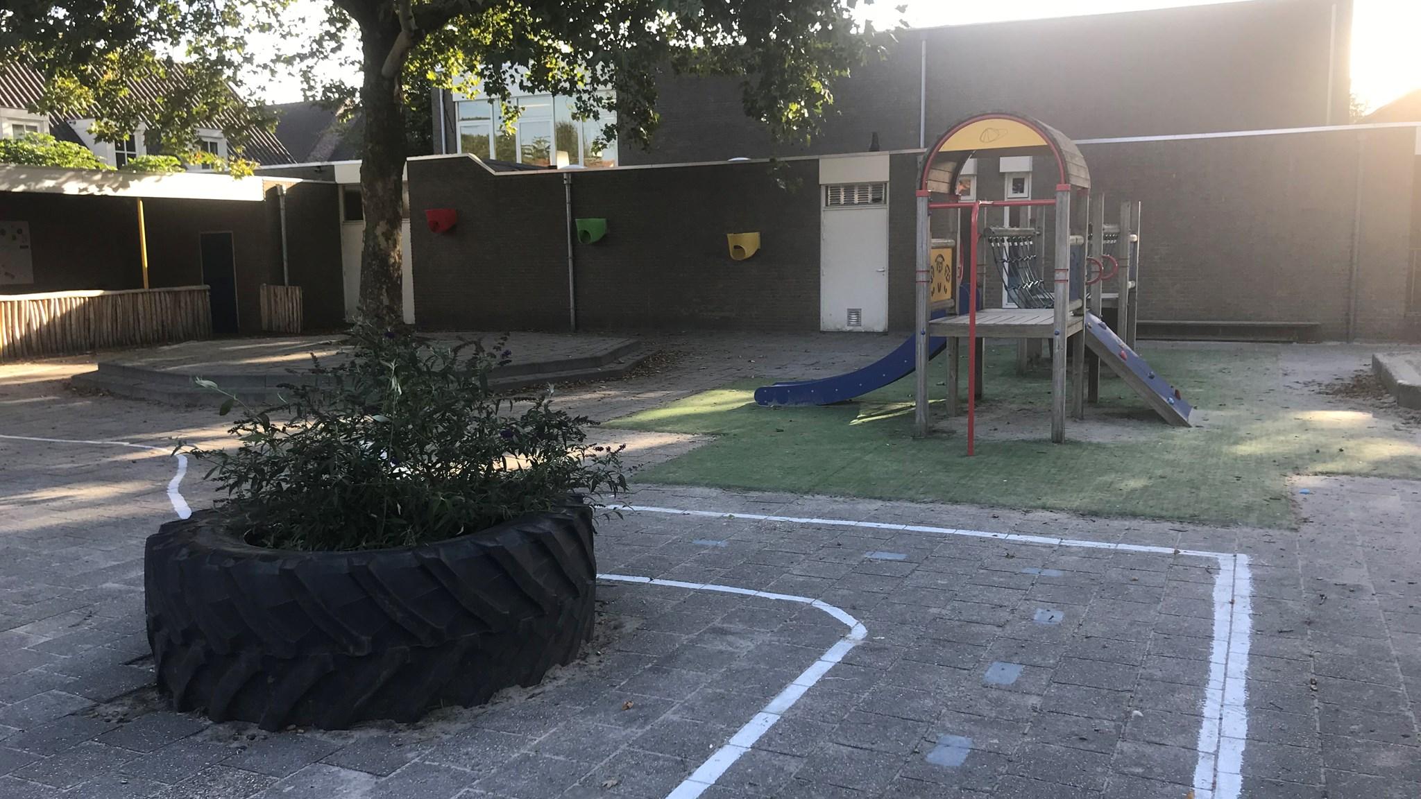 Schoolplein van Kindcentrum St. Jozef in Haghorst met een speeltoestel en groene grasvelden. Schoolplein van Kindcentrum St. Jozef in Haghorst met een speeltoestel en groene grasvelden.