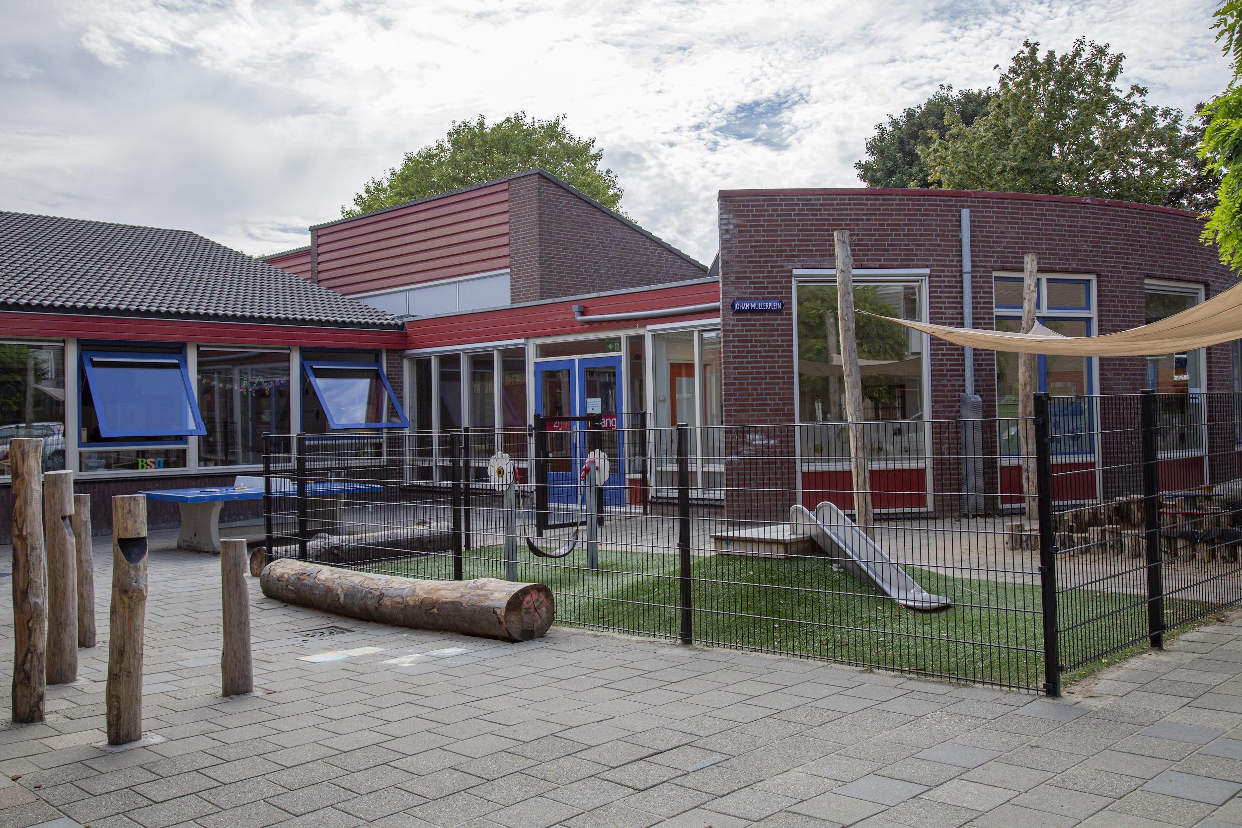 Schoolplein van MKC Anne Frank in Doesburg met speeltoestellen en speelelementen. Schoolplein van MKC Anne Frank in Doesburg met speeltoestellen en speelelementen.