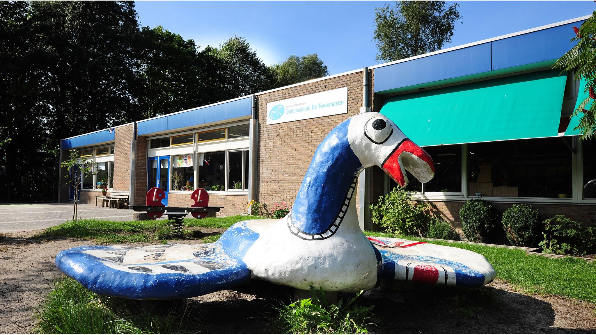 Schoolplein van obs Daltonschool De Tweemaster (De Windvaan) in Hoorn (Noord-Holland) met een kleurrijk speeltoestel. Schoolplein van obs Daltonschool De Tweemaster (De Windvaan) in Hoorn (Noord-Holland) met een kleurrijk speeltoestel.