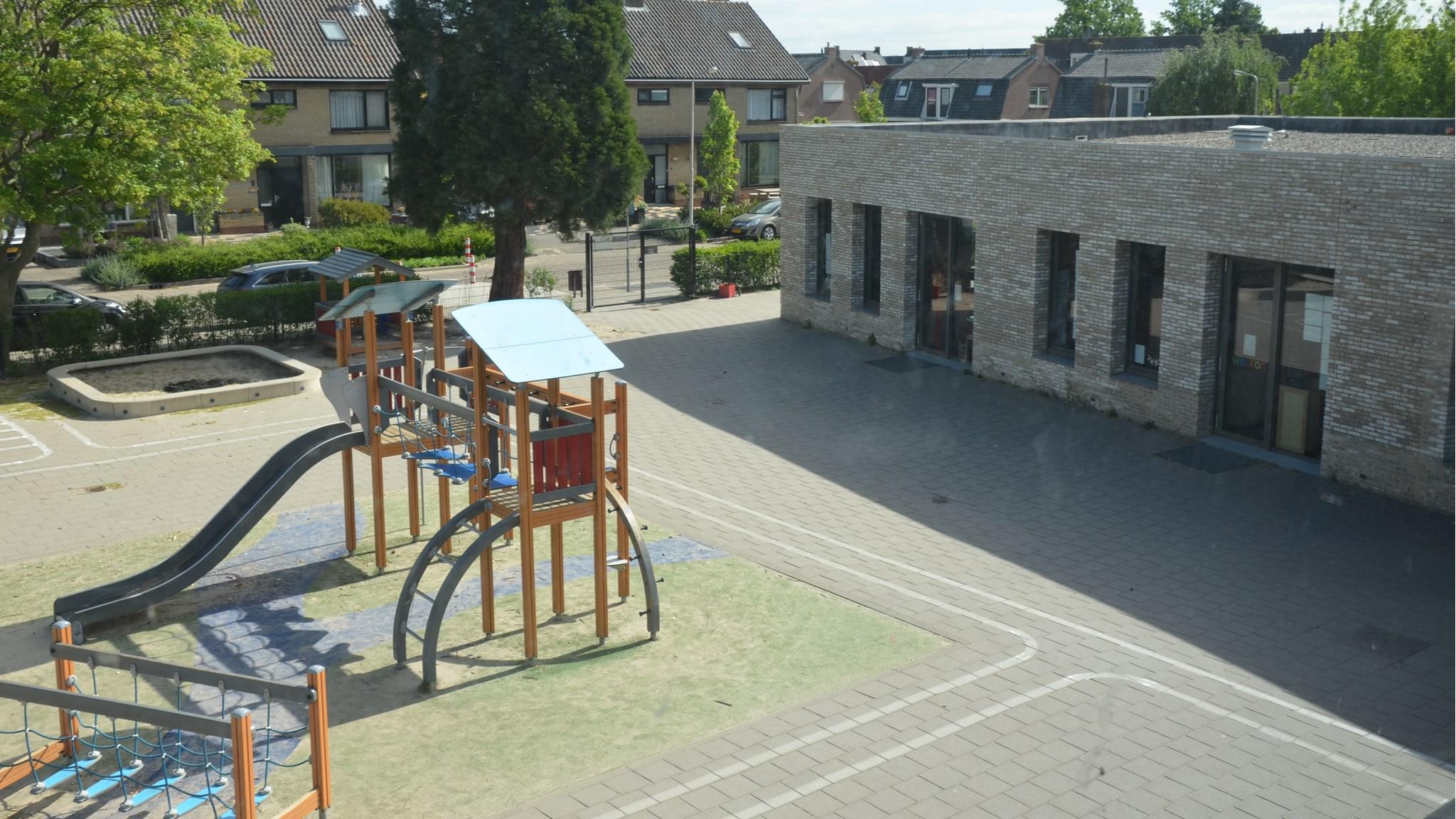 Schoolplein van obs De Kranepoort in Gouderak met speeltoestellen. Schoolplein van obs De Kranepoort in Gouderak met speeltoestellen.