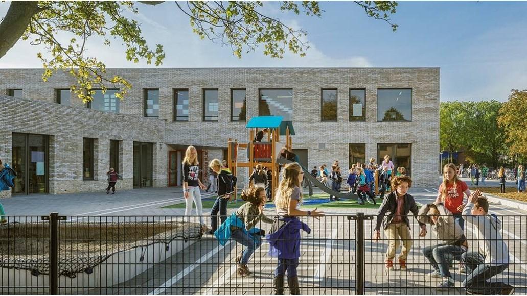 Schoolplein van obs De Kranepoort in Gouderak met spelende kinderen. Schoolplein van obs De Kranepoort in Gouderak met spelende kinderen.