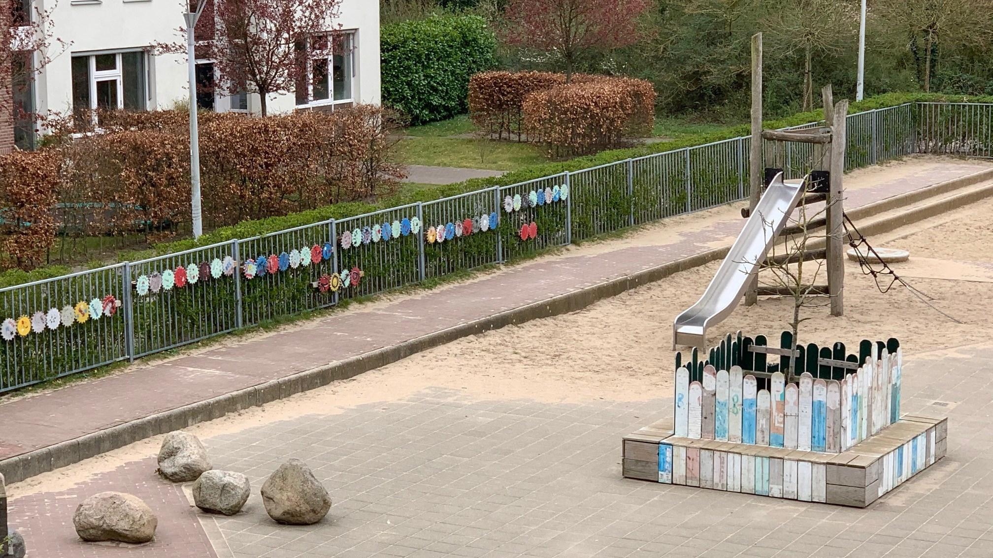 Schoolplein van OBS De Muze in Nijmegen met speeltoestellen en kleurrijke versieringen. Schoolplein van OBS De Muze in Nijmegen met speeltoestellen en kleurrijke versieringen.
