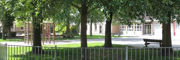 Schoolplein van OBS Vogelvlucht / Het Hoeltien in Elim met bomen en speeltoestellen. Schoolplein van OBS Vogelvlucht / Het Hoeltien in Elim met bomen en speeltoestellen.
