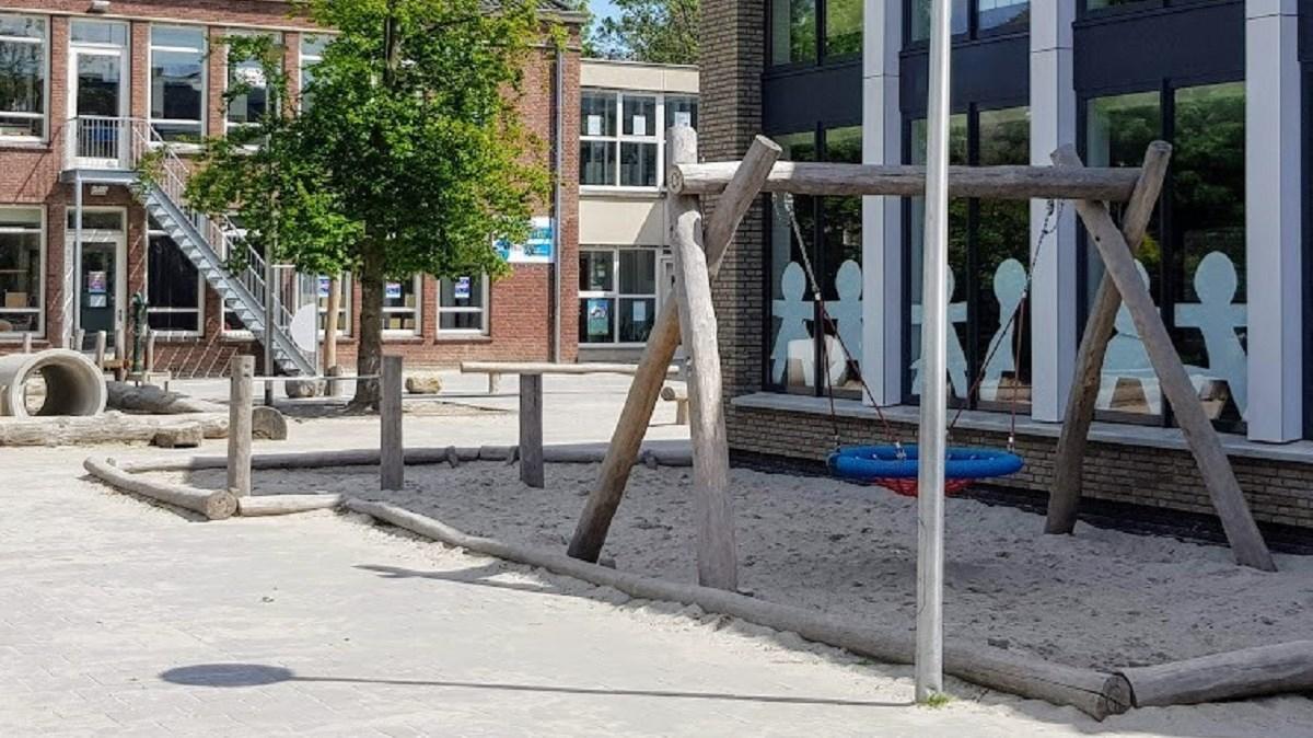 Schoolplein van Ons sbo in Breda met speeltoestellen en zandzone. Schoolplein van Ons sbo in Breda met speeltoestellen en zandzone.