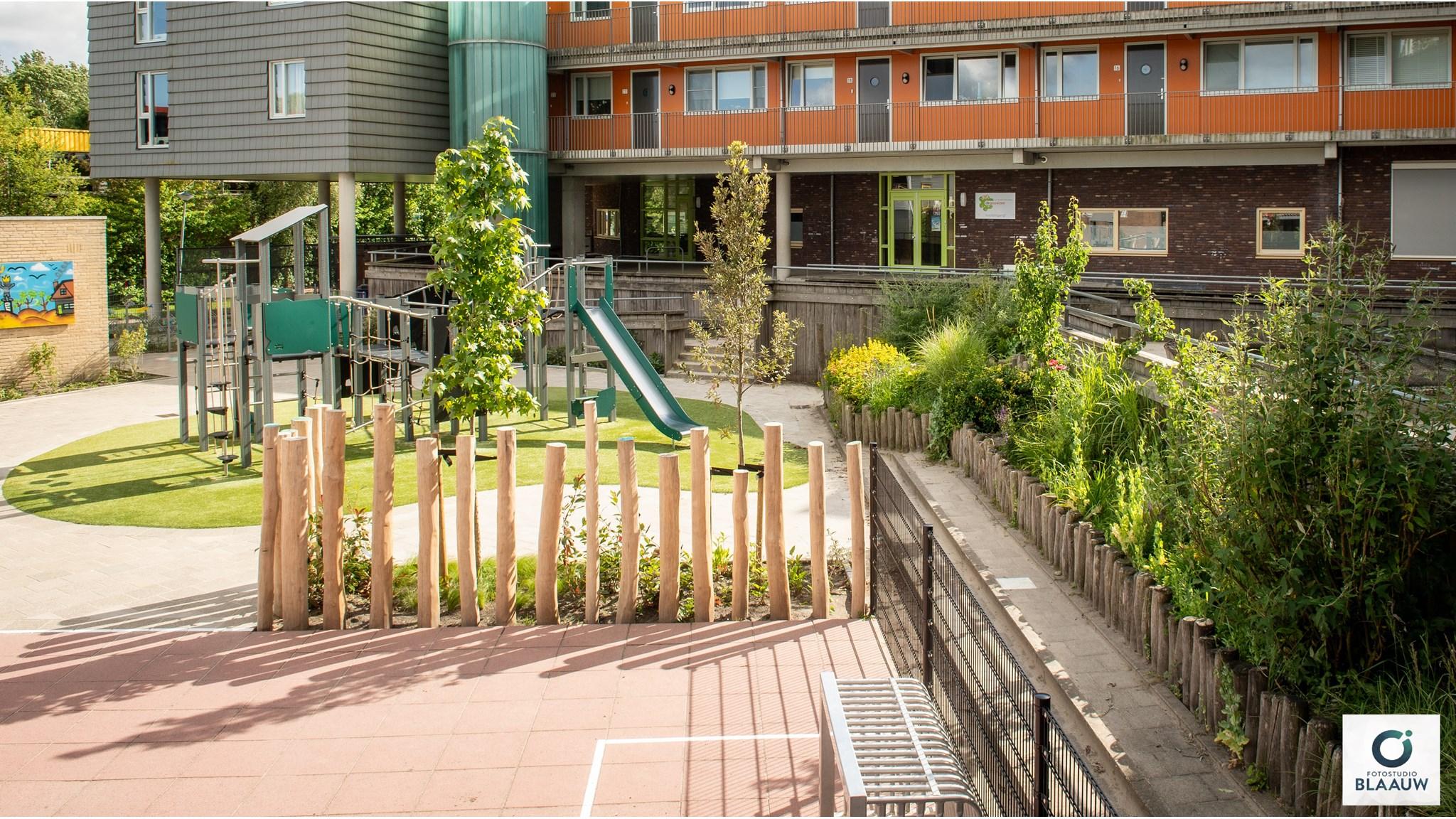 Schoolplein van Openbare basisschool De Gouwzee in Monnickendam met speeltoestellen en groenvoorzieningen. Schoolplein van Openbare basisschool De Gouwzee in Monnickendam met speeltoestellen en groenvoorzieningen.