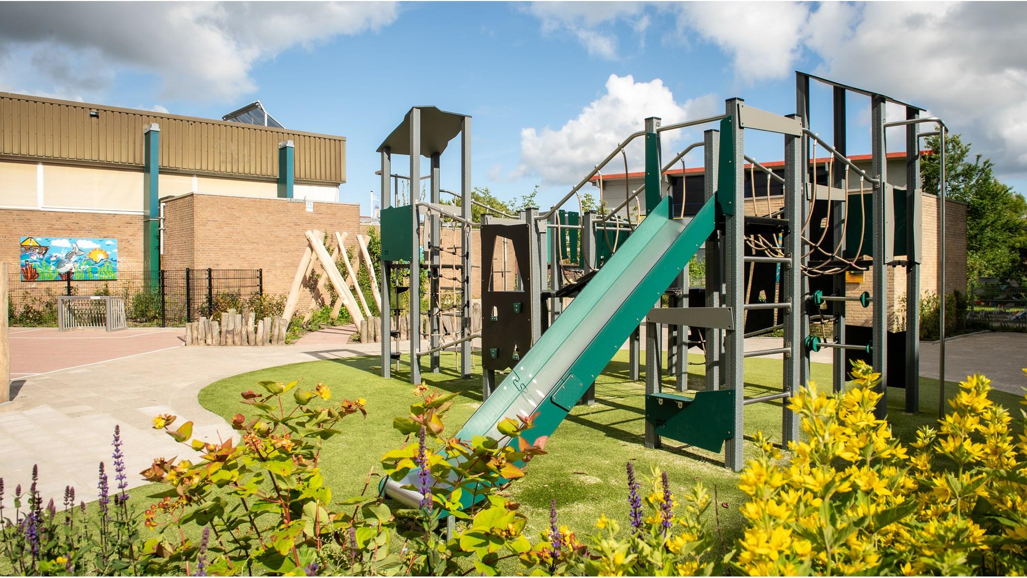 Schoolplein van Openbare basisschool De Gouwzee in Monnickendam met speeltoestellen en kleurrijke elementen. Schoolplein van Openbare basisschool De Gouwzee in Monnickendam met speeltoestellen en kleurrijke elementen.