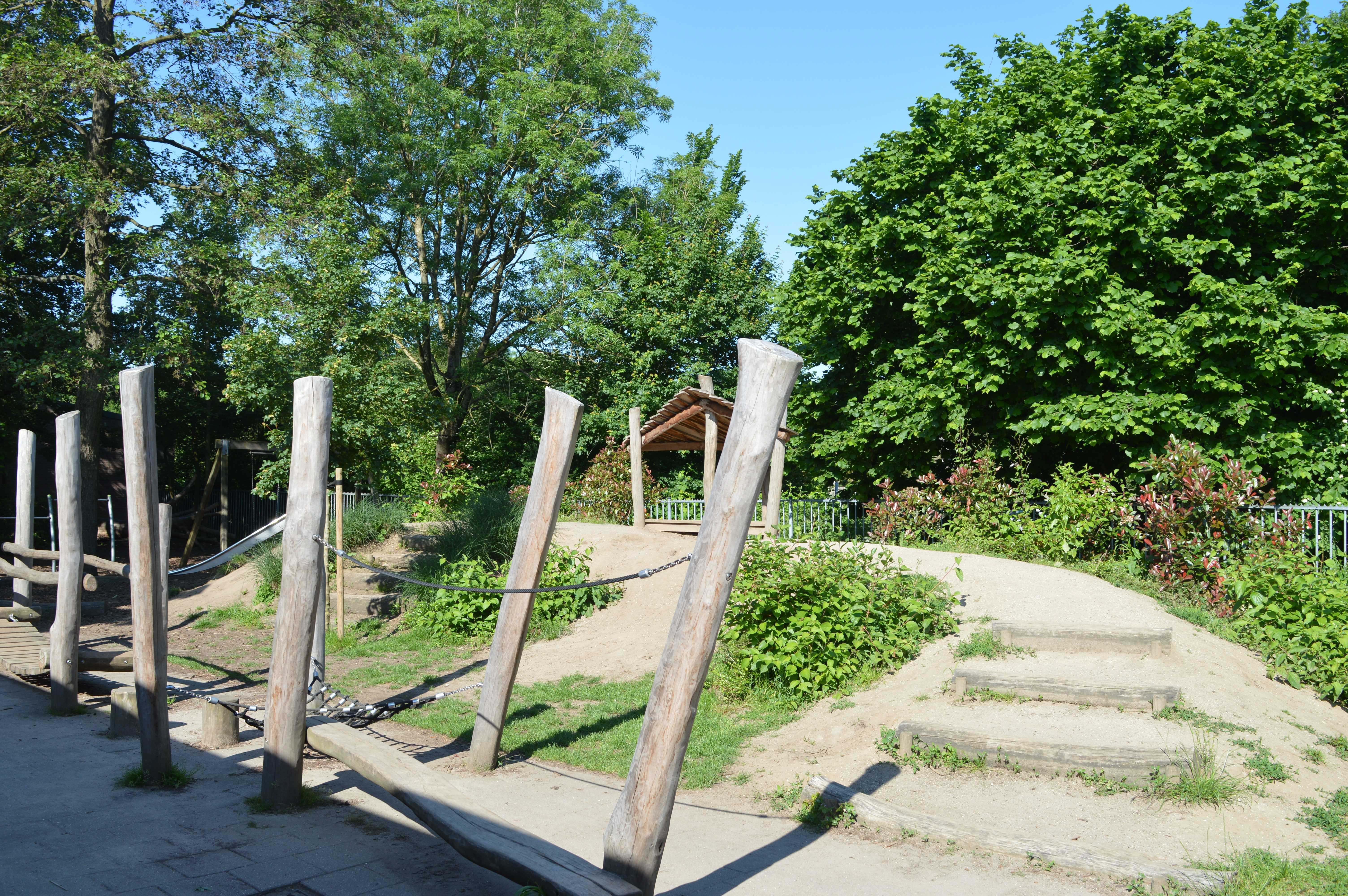 Schoolplein van Openbare Basisschool De Huet in Doetinchem met groene bomen en speelmogelijkheden. Schoolplein van Openbare Basisschool De Huet in Doetinchem met groene bomen en speelmogelijkheden.