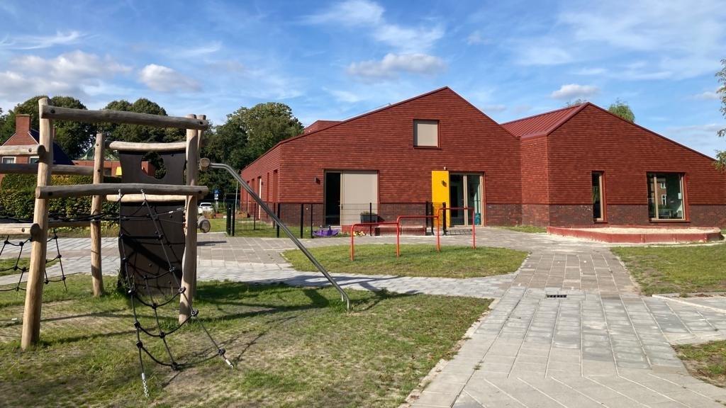 Schoolplein van Openbare Basisschool De Noordster in Usquert met speelfaciliteiten en nieuw gebouw. Schoolplein van Openbare Basisschool De Noordster in Usquert met speelfaciliteiten en nieuw gebouw.