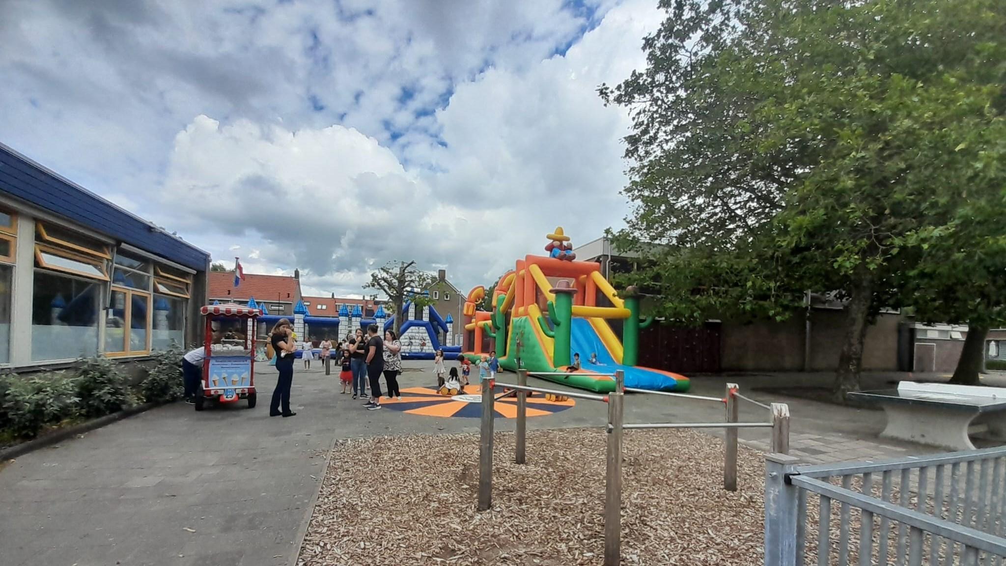 Schoolplein van Openbare Basisschool De Piramide in Edam met een springkussen en kinderen die spelen. Schoolplein van Openbare Basisschool De Piramide in Edam met een springkussen en kinderen die spelen.