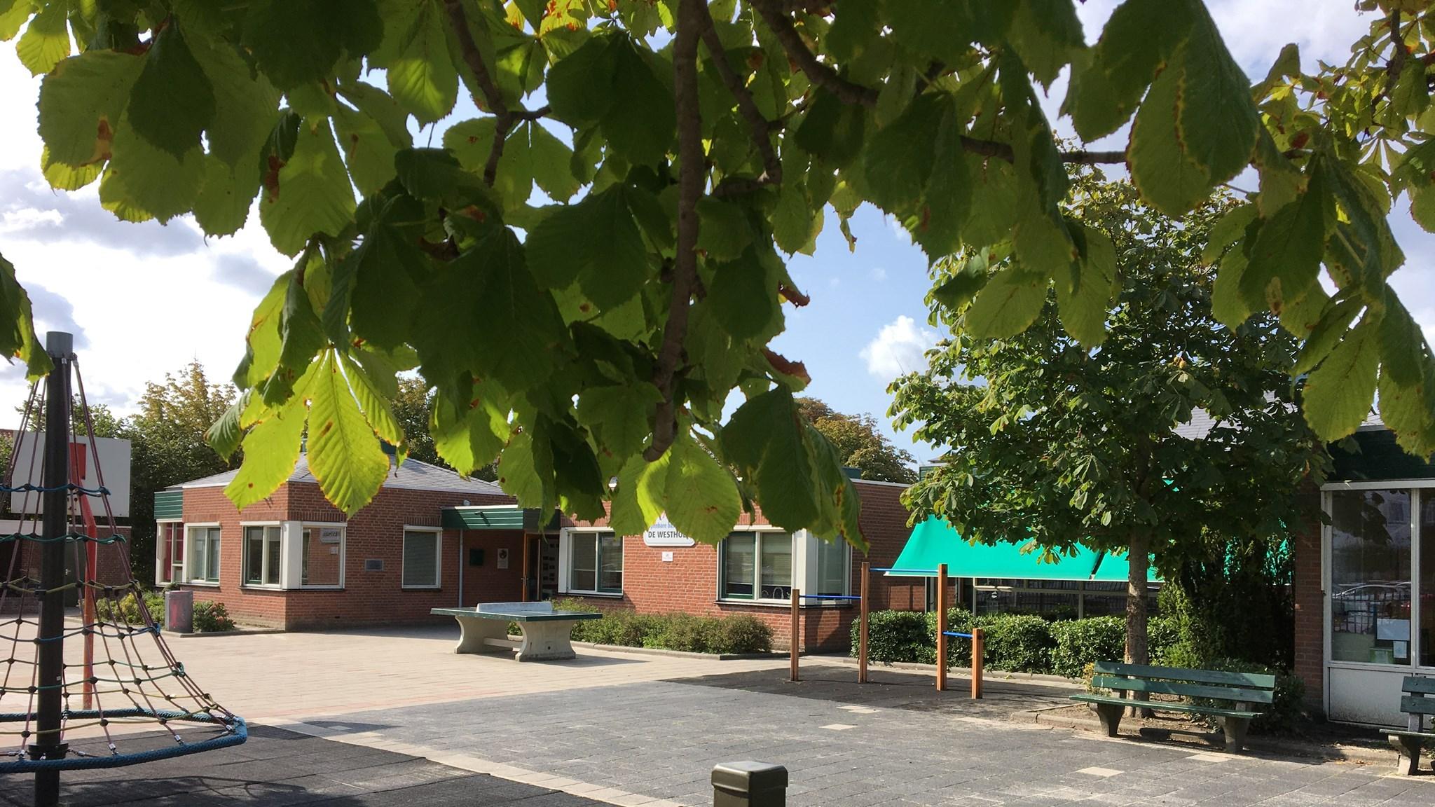 Schoolplein van Openbare Basisschool De Westhoek in Ouddorp.