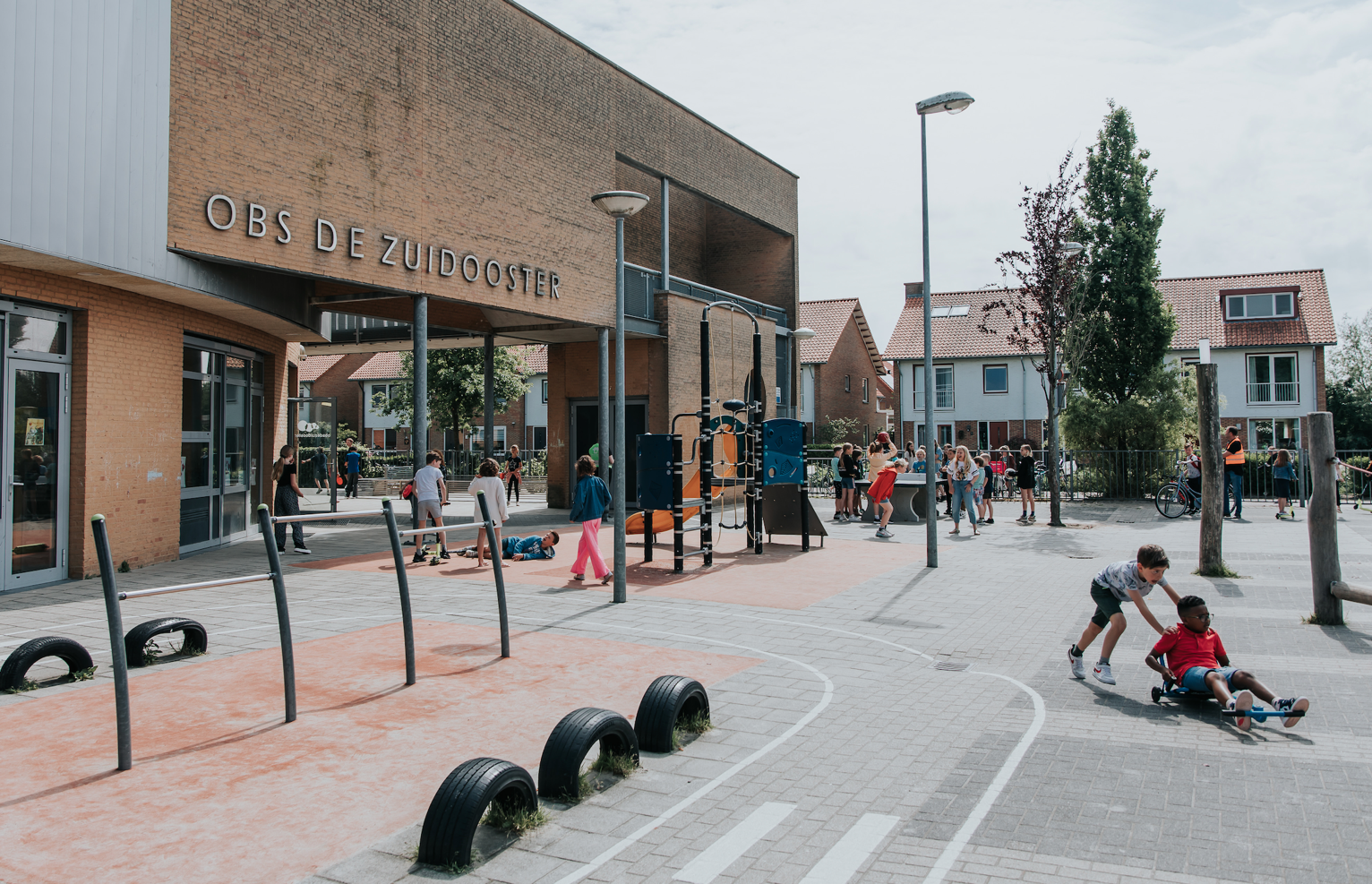Schoolplein van Openbare Basisschool de Zuidooster in Aalsmeer, waar kinderen spelen en leren. Schoolplein van Openbare Basisschool de Zuidooster in Aalsmeer, waar kinderen spelen en leren.