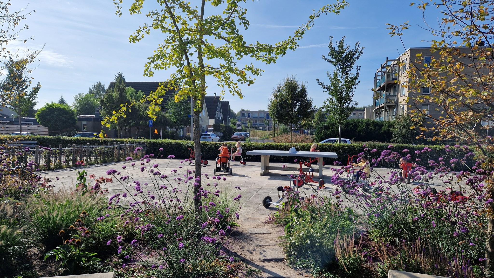 Schoolplein van Openbare Basisschool Flevosprong in Dronten met kinderen die spelen. Schoolplein van Openbare Basisschool Flevosprong in Dronten met kinderen die spelen.