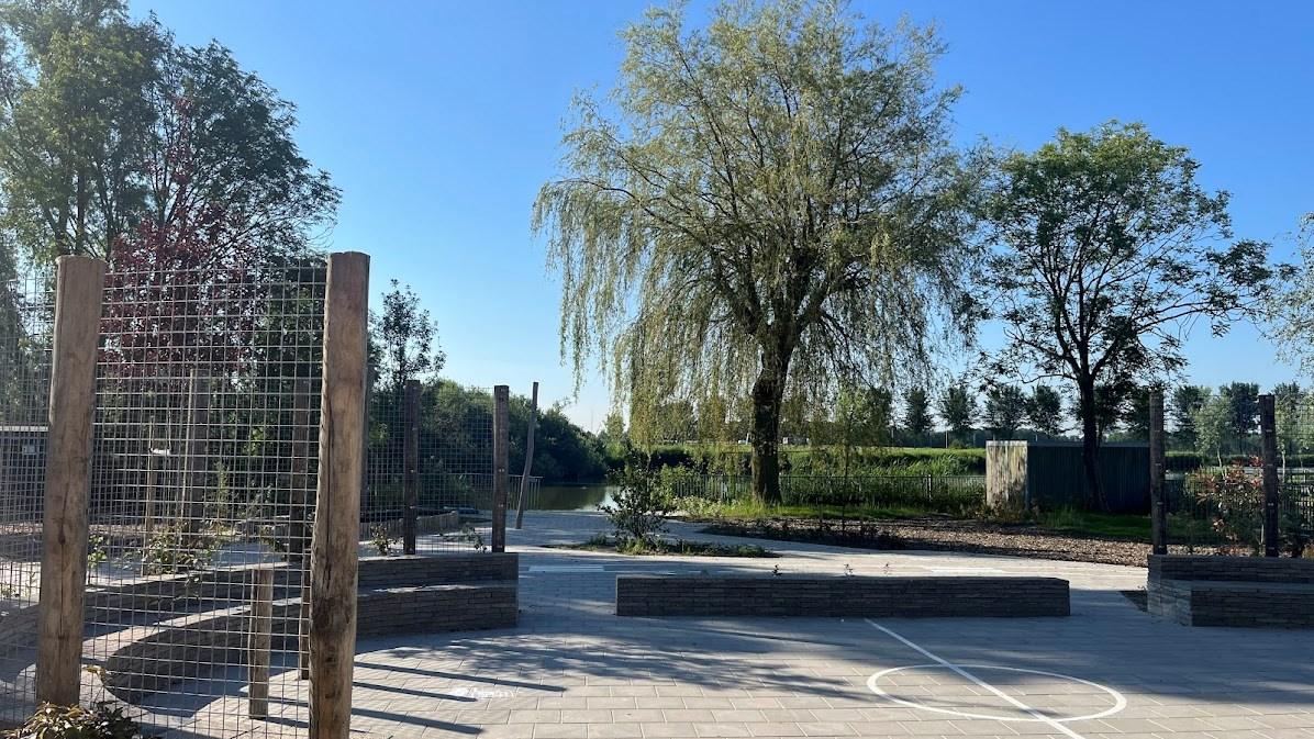 Schoolplein van Openbare Basisschool Meester Haye in Beets met groene bomen en een heldere blauwe lucht. Schoolplein van Openbare Basisschool Meester Haye in Beets met groene bomen en een heldere blauwe lucht.
