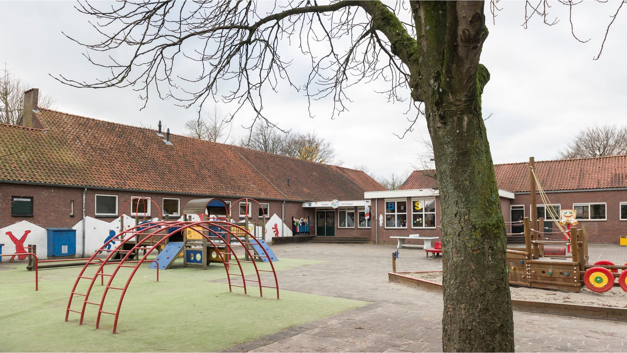 Schoolplein van Openbare Basisschool Triangel in Wieringerwerf met speeltoestellen. Schoolplein van Openbare Basisschool Triangel in Wieringerwerf met speeltoestellen.