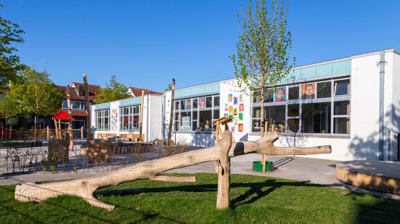 Schoolplein van Openbare Daltonschool De Magneet in Amersfoort met een groene omgeving en kleurrijke speelmogelijkheden. Schoolplein van Openbare Daltonschool De Magneet in Amersfoort met een groene omgeving en kleurrijke speelmogelijkheden.