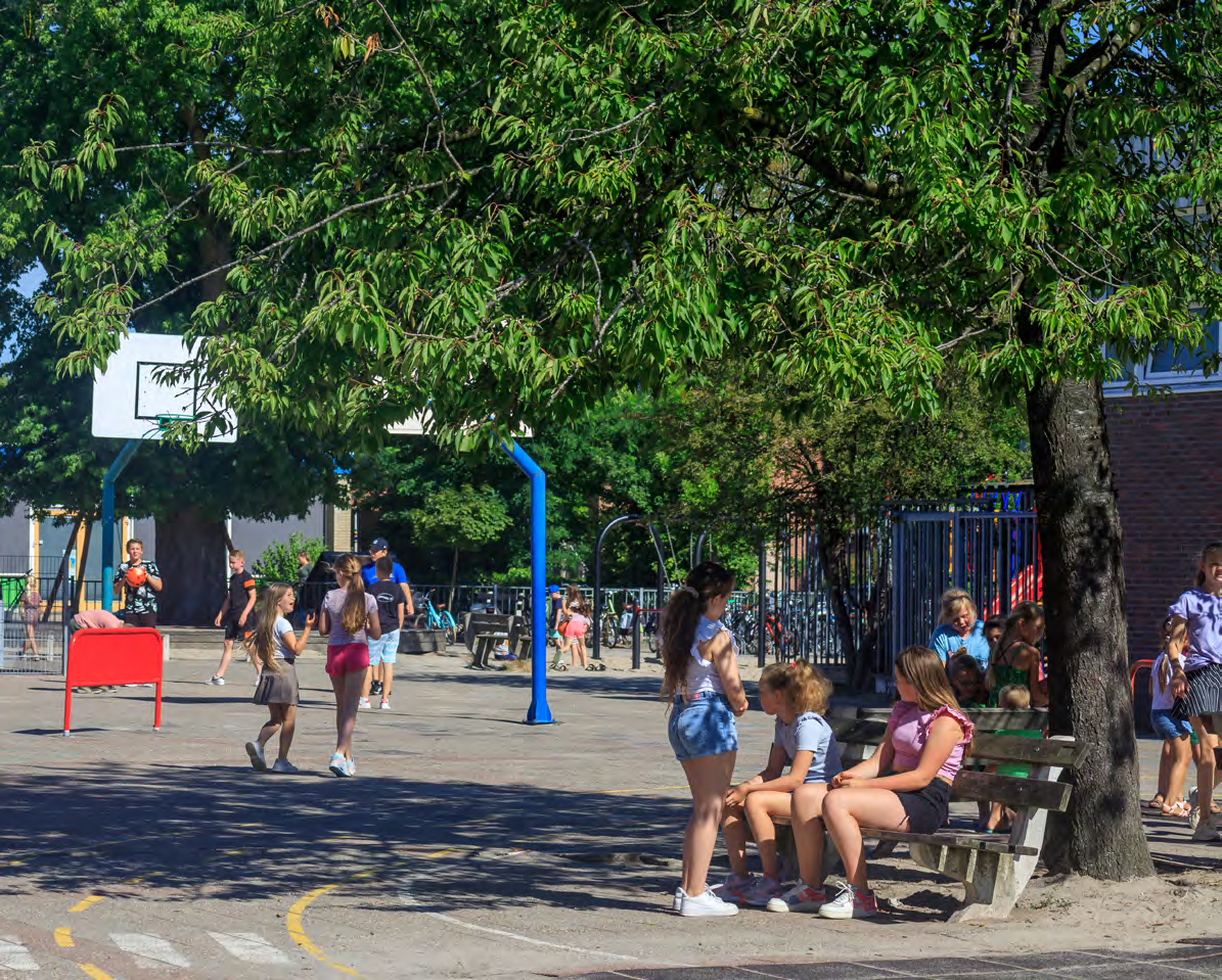 Schoolplein van Paulus in Enschede met spelende kinderen en een zonnige sfeer. Schoolplein van Paulus in Enschede met spelende kinderen en een zonnige sfeer.