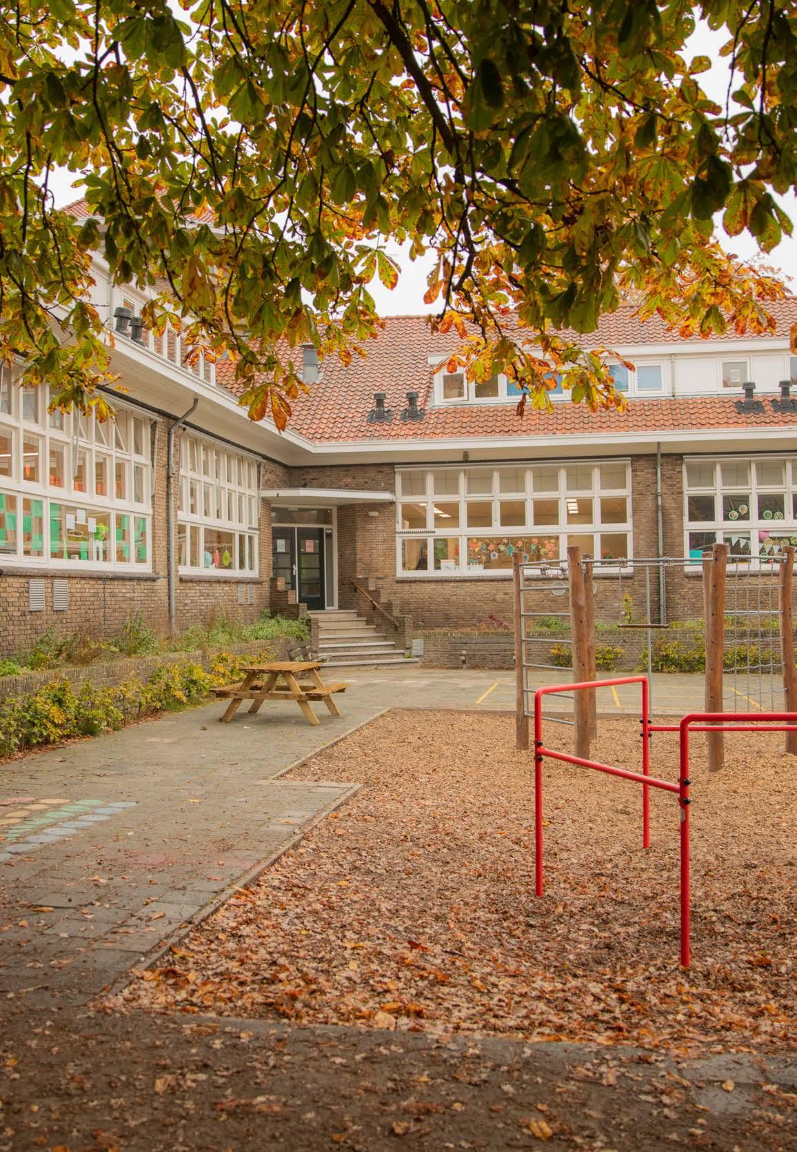 Schoolplein van P.C. basisschool De Bolster in Amersfoort met een speelstructuur en herfstbladeren. Schoolplein van P.C. basisschool De Bolster in Amersfoort met een speelstructuur en herfstbladeren.