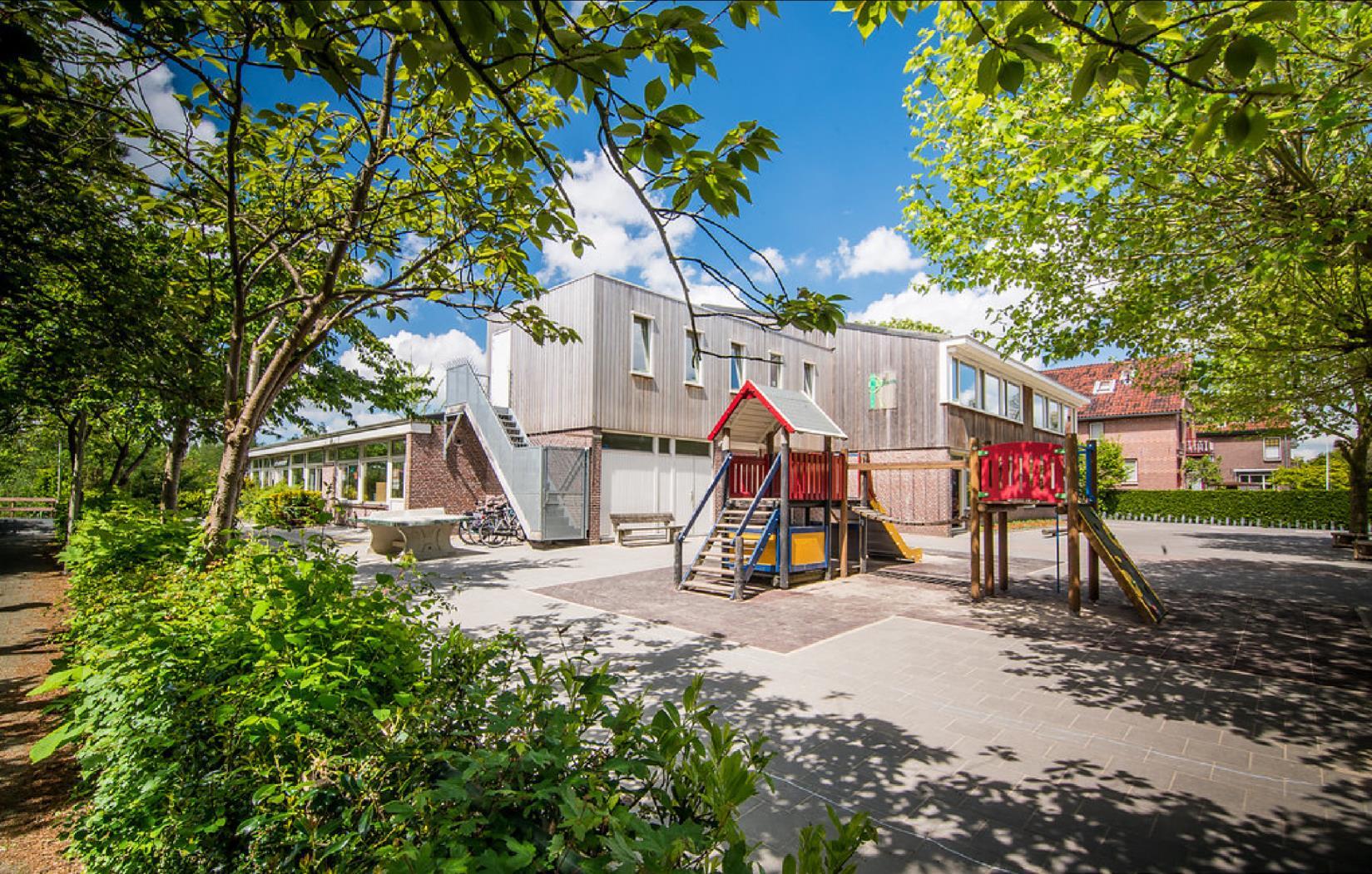 Schoolplein van PCBO De Sjofar in Apeldoorn met een speeltoestel en groen omgeven door bomen. Schoolplein van PCBO De Sjofar in Apeldoorn met een speeltoestel en groen omgeven door bomen.