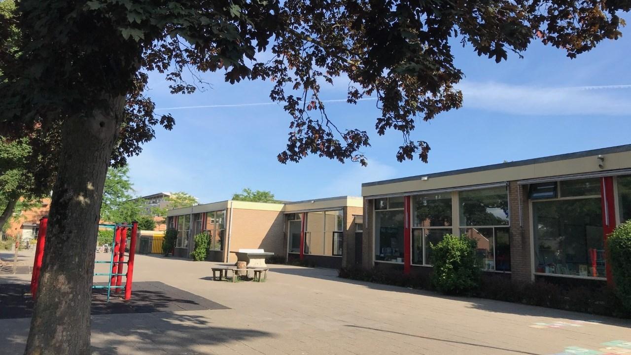 Schoolplein van PCBS Rehoboth in Huizen met speeltoestellen en moderne schoolgebouwen. Schoolplein van PCBS Rehoboth in Huizen met speeltoestellen en moderne schoolgebouwen.