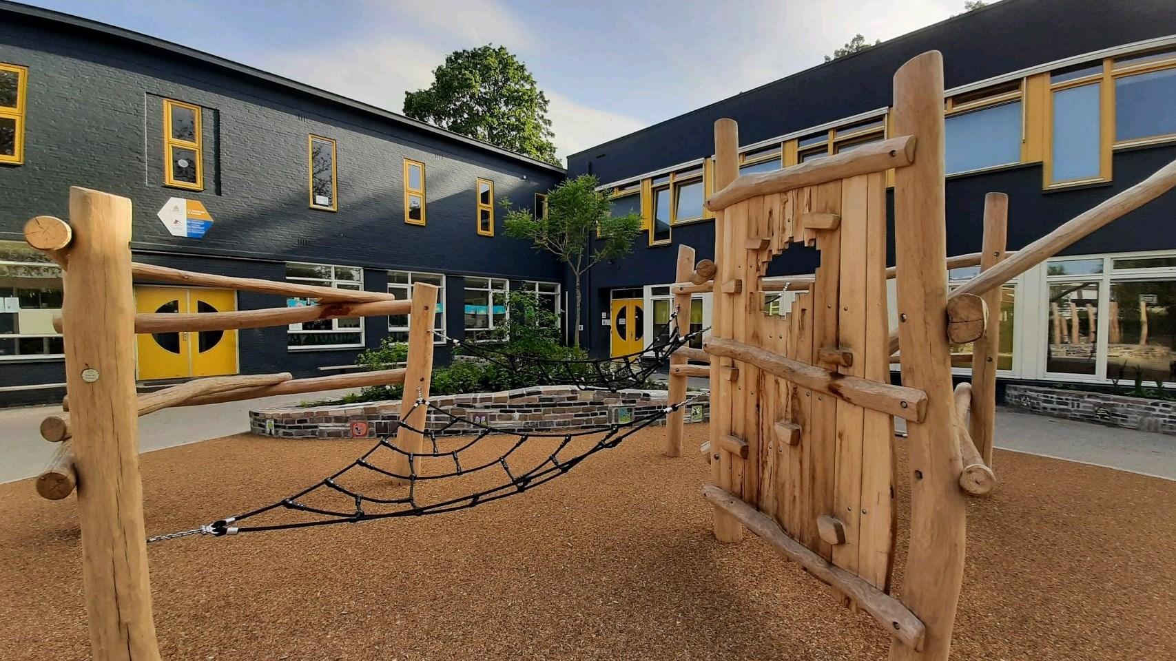 Schoolplein van RK Basisschool De Bijenkorf in Gouda met speelfaciliteiten. Schoolplein van RK Basisschool De Bijenkorf in Gouda met speelfaciliteiten.