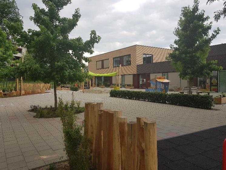Schoolplein van RK Basisschool De Toermalijn in Bladel met uitzicht op het schoolgebouw en groene omgeving. Schoolplein van RK Basisschool De Toermalijn in Bladel met uitzicht op het schoolgebouw en groene omgeving.