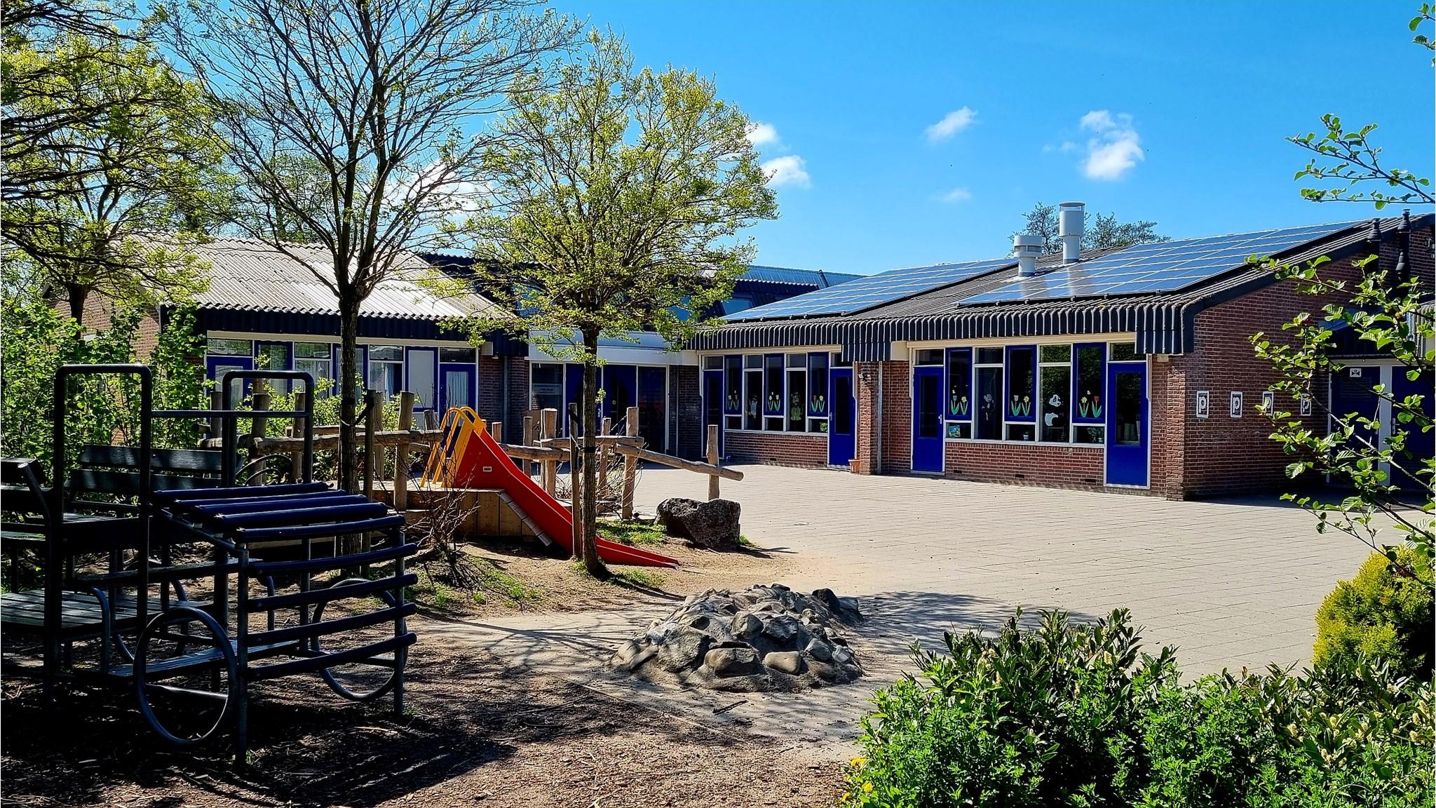 Schoolplein van R.K. Basisschool WSKO Andreashof in Kwintsheul onder een heldere blauwe lucht. Schoolplein van R.K. Basisschool WSKO Andreashof in Kwintsheul onder een heldere blauwe lucht.